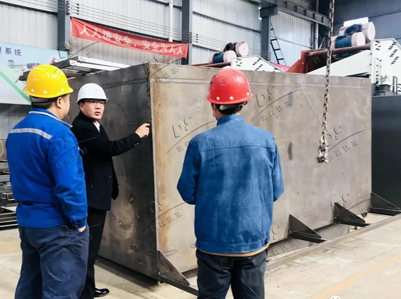 德森領(lǐng)導(dǎo)車(chē)間指導(dǎo)生產(chǎn)